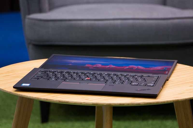 Lenovo ThinkPad X1 Carbon 7 ekran rozłożony