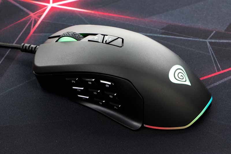 Genesis Xenon 770  na podkładce