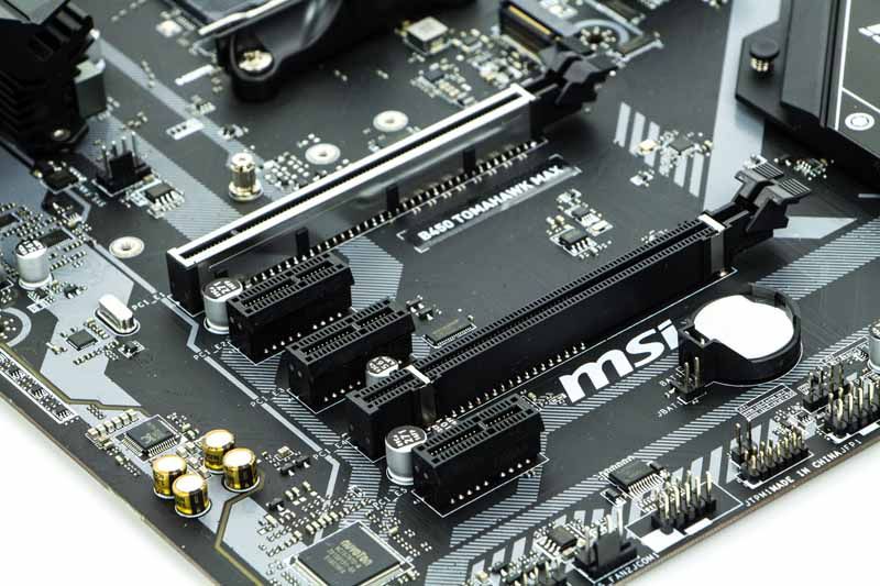 MSI B450 Tomahawk MAX - sloty PCIe