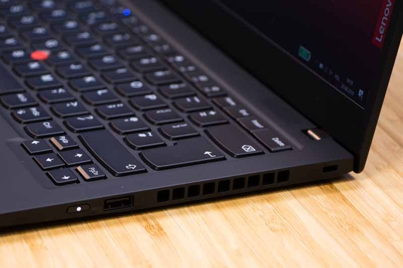 Lenovo ThinkPad X1 Carbon 7 prawy bok