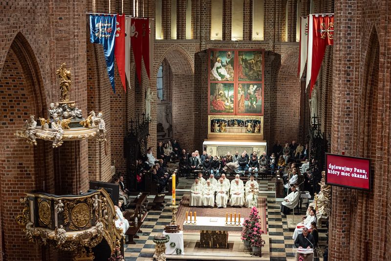 Wielkanocna noc nadziei. Metropolita poznański przewodniczył uro