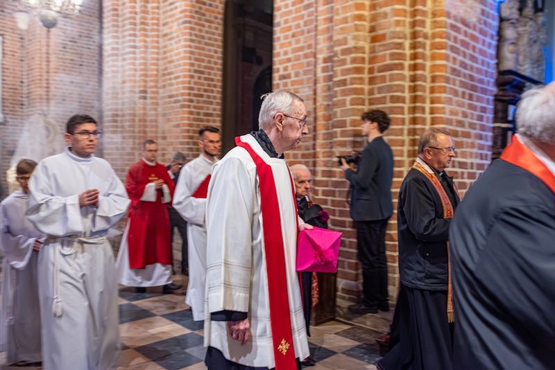 Krzyż, który daje sens cierpieniu. Mocne słowa metropolity pozna