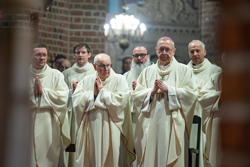 Wielkanocna noc nadziei. Metropolita poznański przewodniczył uro
