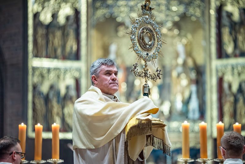 Wielkanocna noc nadziei. Metropolita poznański przewodniczył uro