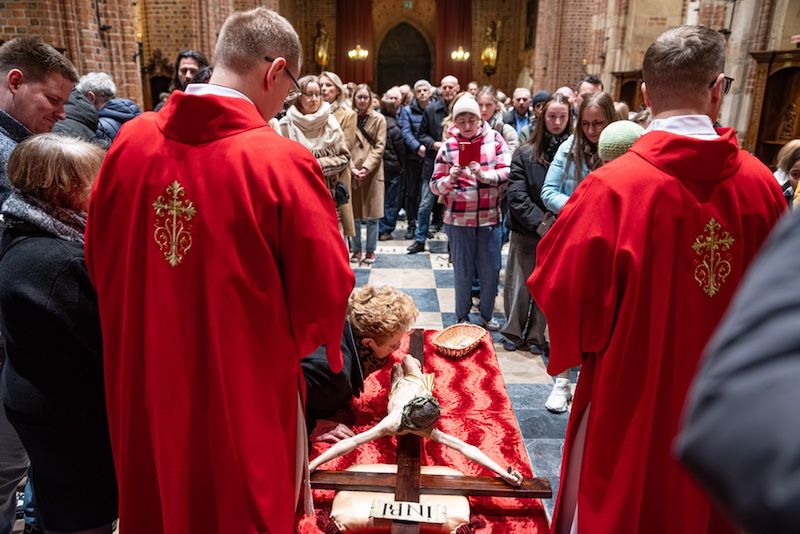Krzyż, który daje sens cierpieniu. Mocne słowa metropolity pozna