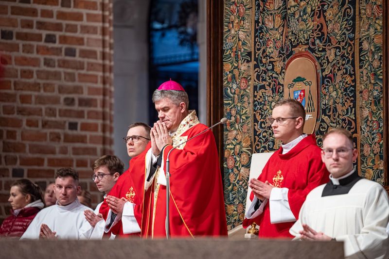 Krzyż, który daje sens cierpieniu. Mocne słowa metropolity pozna