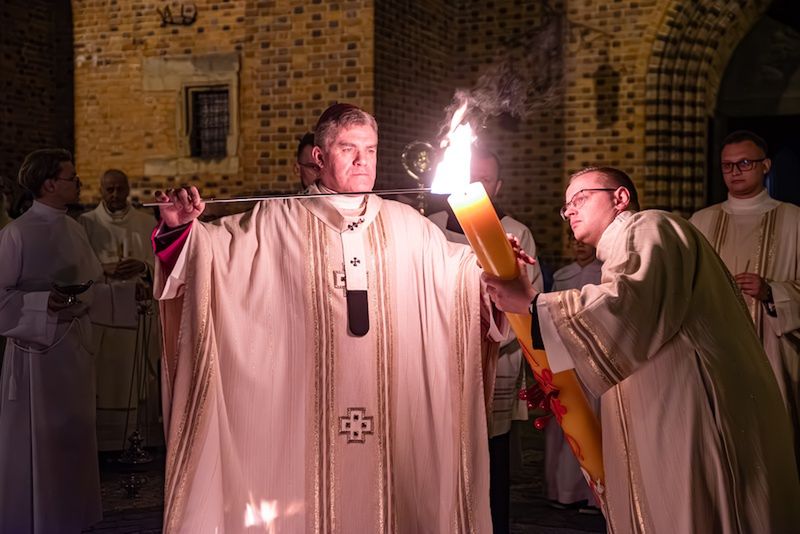 Wielkanocna noc nadziei. Metropolita poznański przewodniczył uro