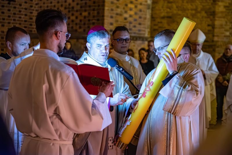 Wielkanocna noc nadziei. Metropolita poznański przewodniczył uro