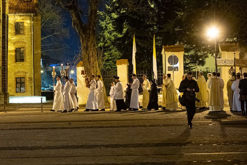 Wielkanocna noc nadziei. Metropolita poznański przewodniczył uro