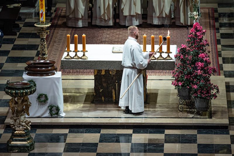 Wielkanocna noc nadziei. Metropolita poznański przewodniczył uro