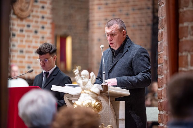 Krzyż, który daje sens cierpieniu. Mocne słowa metropolity pozna