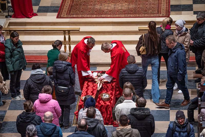 Krzyż, który daje sens cierpieniu. Mocne słowa metropolity pozna