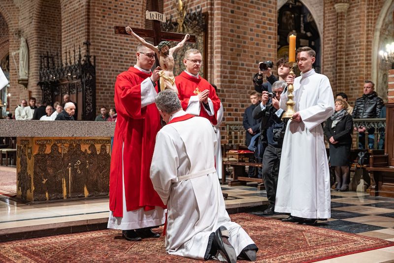 Krzyż, który daje sens cierpieniu. Mocne słowa metropolity pozna