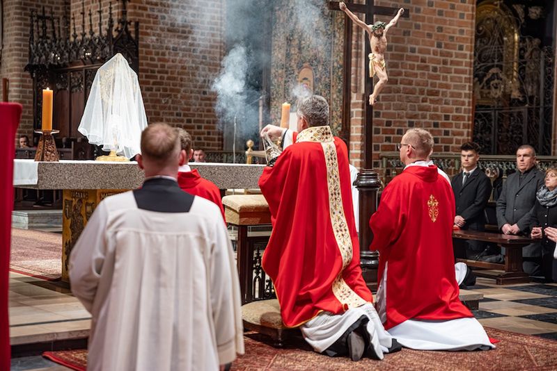 Krzyż, który daje sens cierpieniu. Mocne słowa metropolity pozna