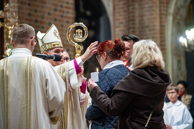 Wielkanocna noc nadziei. Metropolita poznański przewodniczył uro