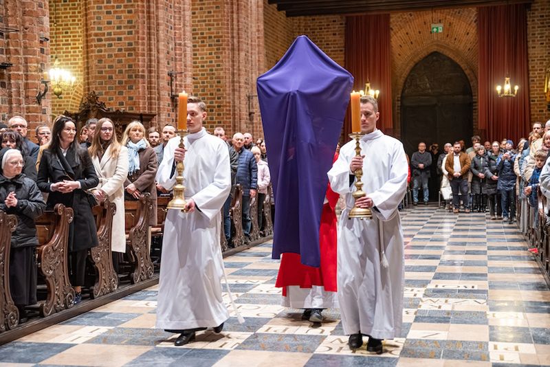 Krzyż, który daje sens cierpieniu. Mocne słowa metropolity pozna