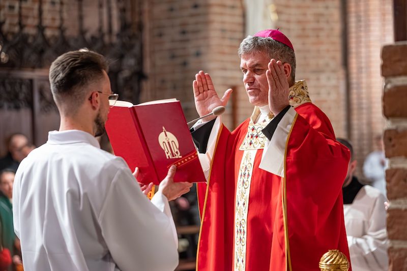 Krzyż, który daje sens cierpieniu. Mocne słowa metropolity pozna