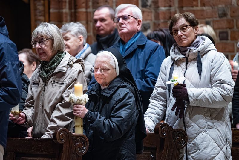 Wielkanocna noc nadziei. Metropolita poznański przewodniczył uro