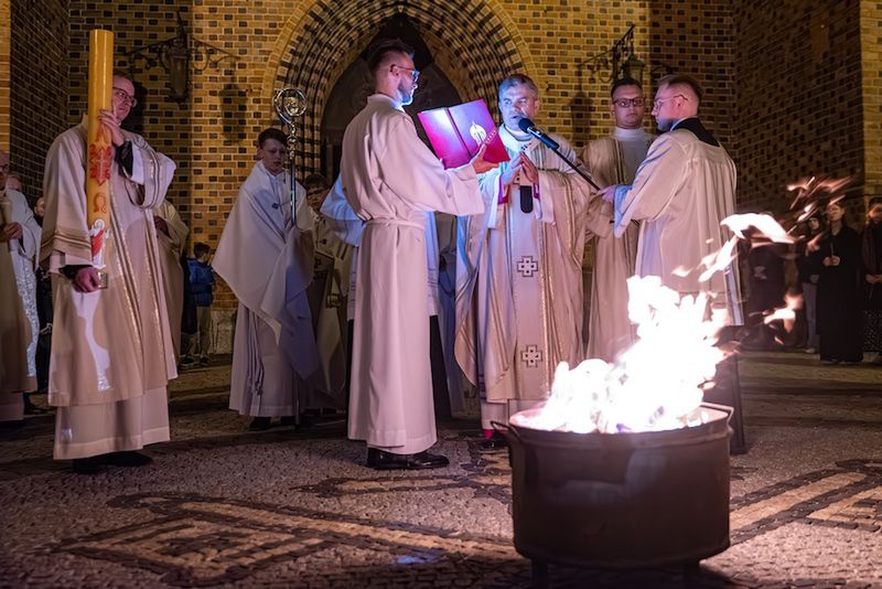 Wielkanocna noc nadziei. Metropolita poznański przewodniczył uro