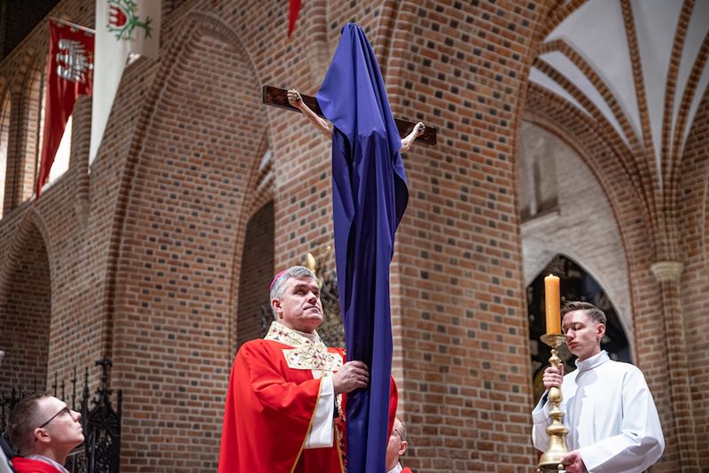 Krzyż, który daje sens cierpieniu. Mocne słowa metropolity pozna