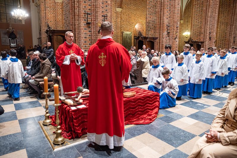Krzyż, który daje sens cierpieniu. Mocne słowa metropolity pozna