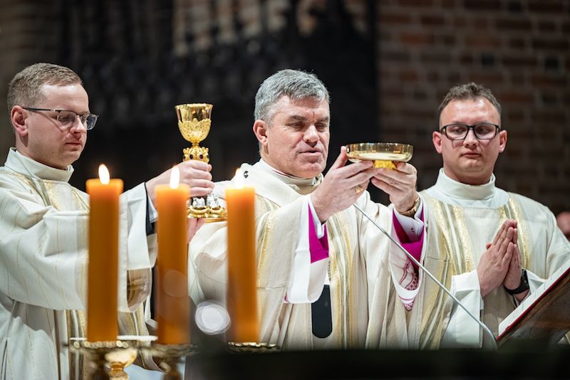Wielkanocna noc nadziei. Metropolita poznański przewodniczył uro