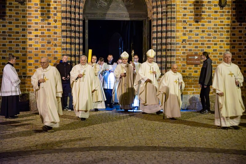 Wielkanocna noc nadziei. Metropolita poznański przewodniczył uro
