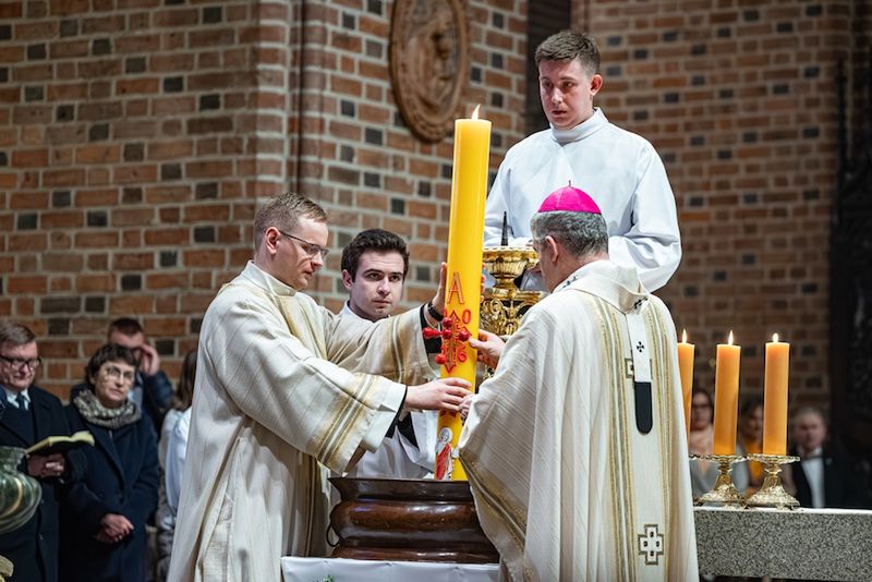 Wielkanocna noc nadziei. Metropolita poznański przewodniczył uro