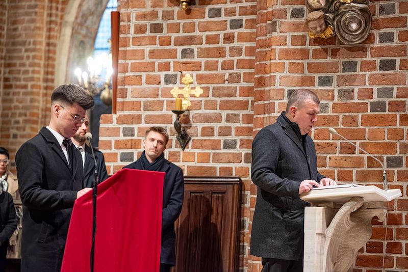 Krzyż, który daje sens cierpieniu. Mocne słowa metropolity pozna