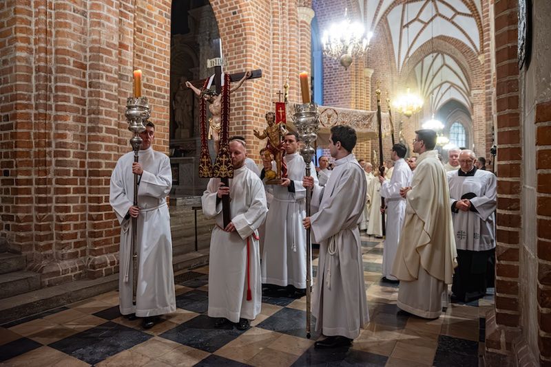 Wielkanocna noc nadziei. Metropolita poznański przewodniczył uro