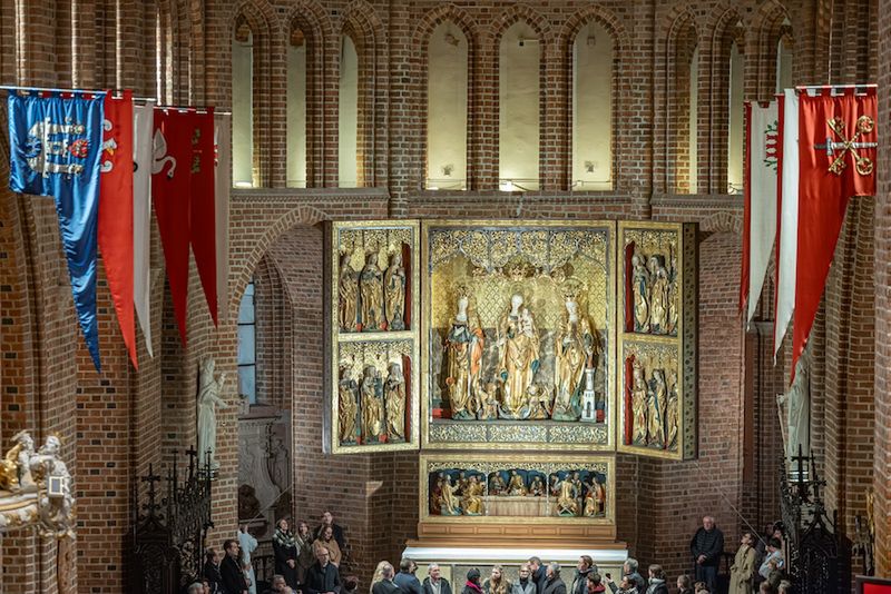 Wielkanocna noc nadziei. Metropolita poznański przewodniczył uro