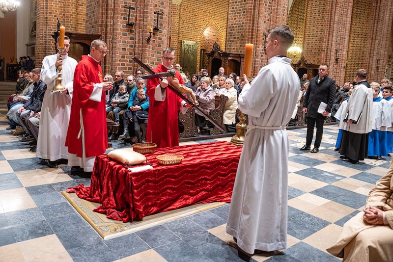 Krzyż, który daje sens cierpieniu. Mocne słowa metropolity pozna