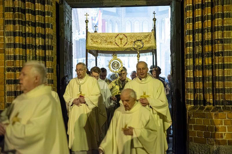 Wielkanocna noc nadziei. Metropolita poznański przewodniczył uro