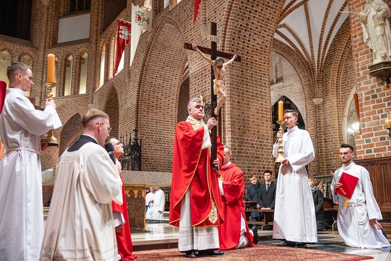 Krzyż, który daje sens cierpieniu. Mocne słowa metropolity pozna