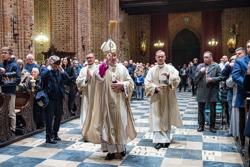 Wielkanocna noc nadziei. Metropolita poznański przewodniczył uro