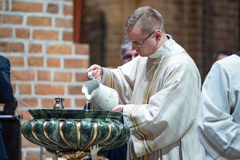 Wielkanocna noc nadziei. Metropolita poznański przewodniczył uro