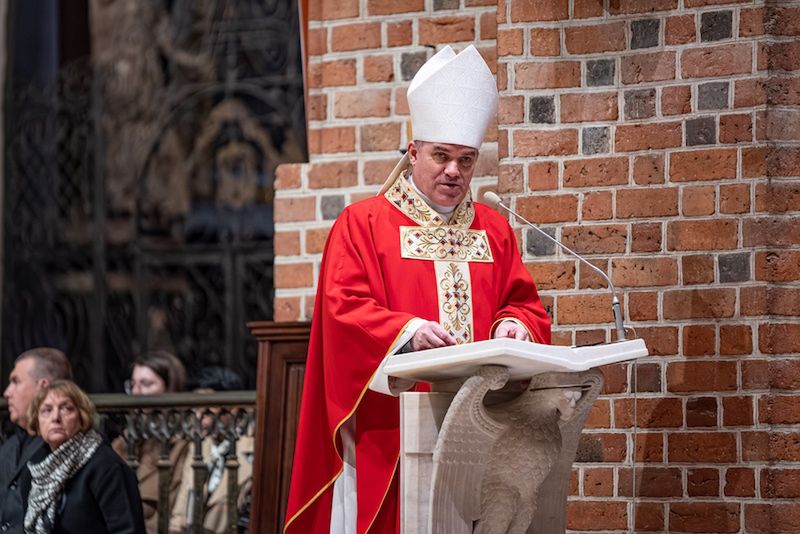 Krzyż, który daje sens cierpieniu. Mocne słowa metropolity pozna