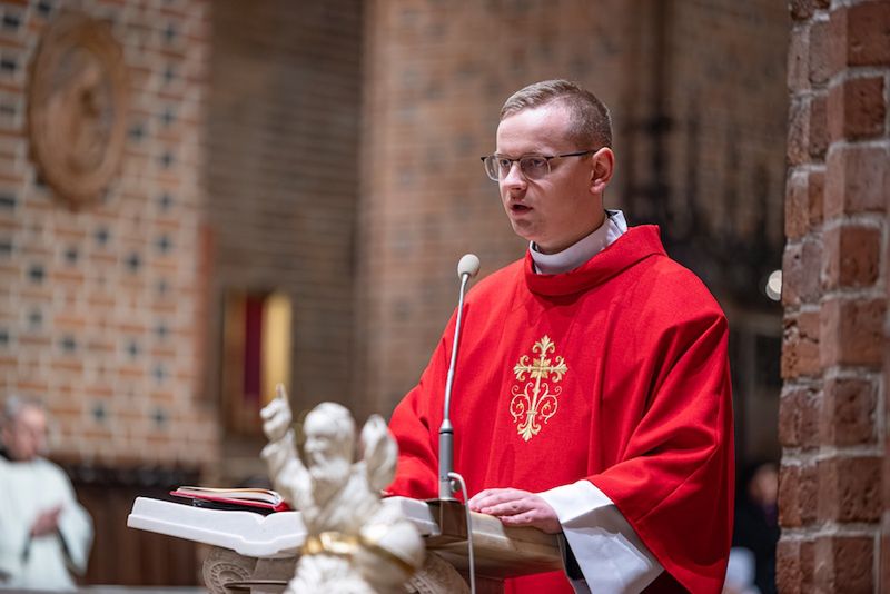 Krzyż, który daje sens cierpieniu. Mocne słowa metropolity pozna