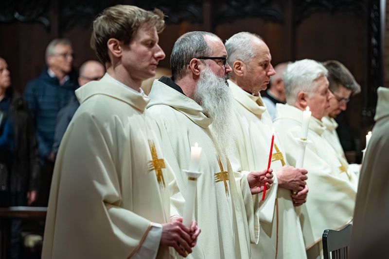 Wielkanocna noc nadziei. Metropolita poznański przewodniczył uro