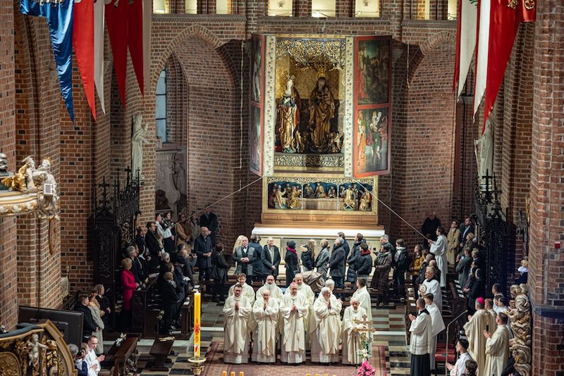 Wielkanocna noc nadziei. Metropolita poznański przewodniczył uro