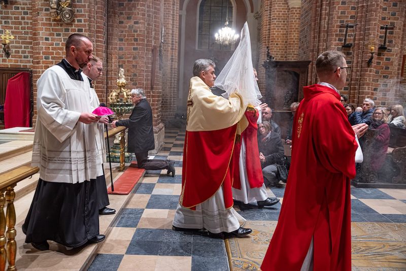 Krzyż, który daje sens cierpieniu. Mocne słowa metropolity pozna