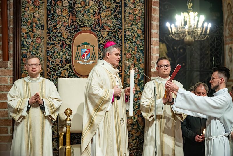 Wielkanocna noc nadziei. Metropolita poznański przewodniczył uro
