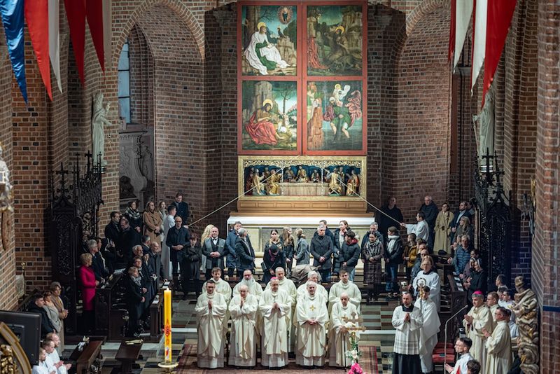 Wielkanocna noc nadziei. Metropolita poznański przewodniczył uro