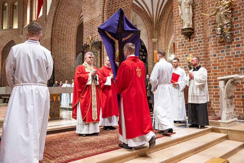 Krzyż, który daje sens cierpieniu. Mocne słowa metropolity pozna