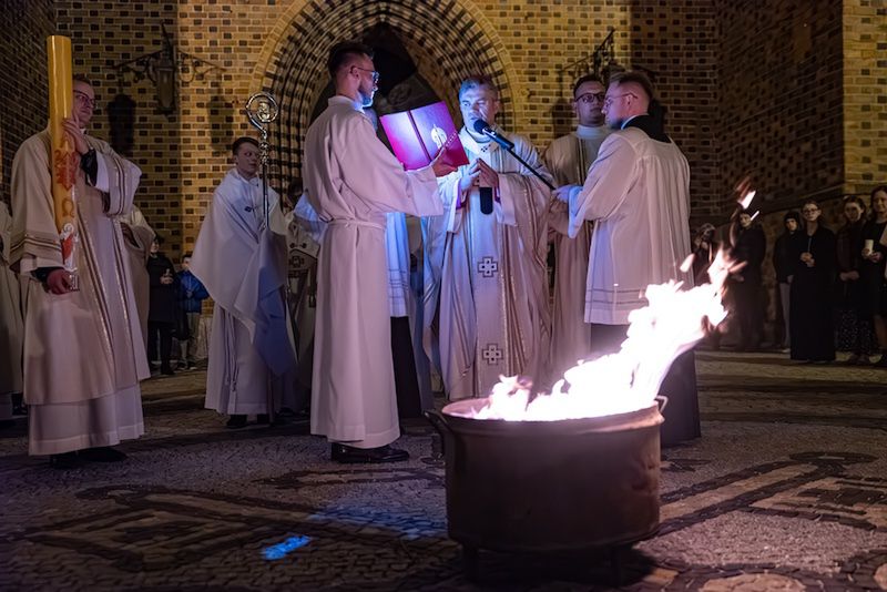 Wielkanocna noc nadziei. Metropolita poznański przewodniczył uro