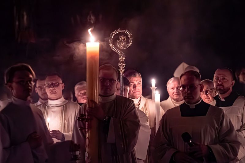 Wielkanocna noc nadziei. Metropolita poznański przewodniczył uro