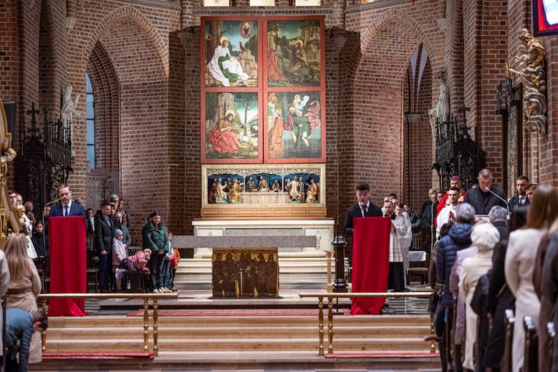 Krzyż, który daje sens cierpieniu. Mocne słowa metropolity pozna