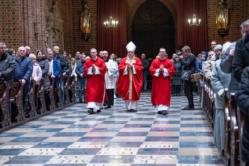 Krzyż, który daje sens cierpieniu. Mocne słowa metropolity pozna
