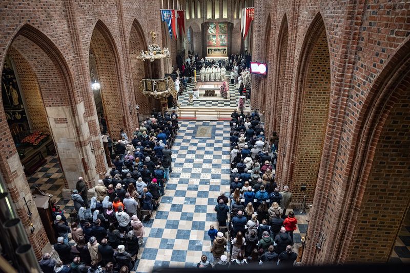 Wielkanocna noc nadziei. Metropolita poznański przewodniczył uro