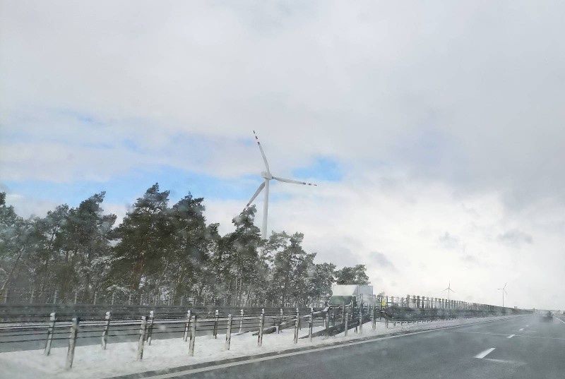 turbina wiatrowa podczas porwistego wiatru